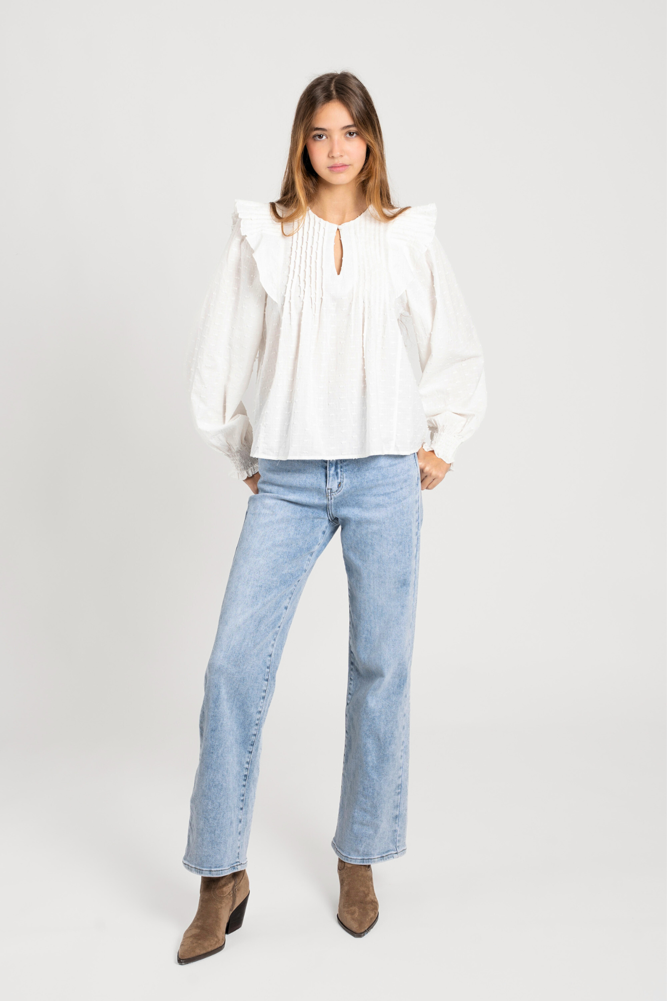Blouse plumetis coton blanc femme avec manches longues, portée par un modèle, style chic et décontracté, blouse femme coton.