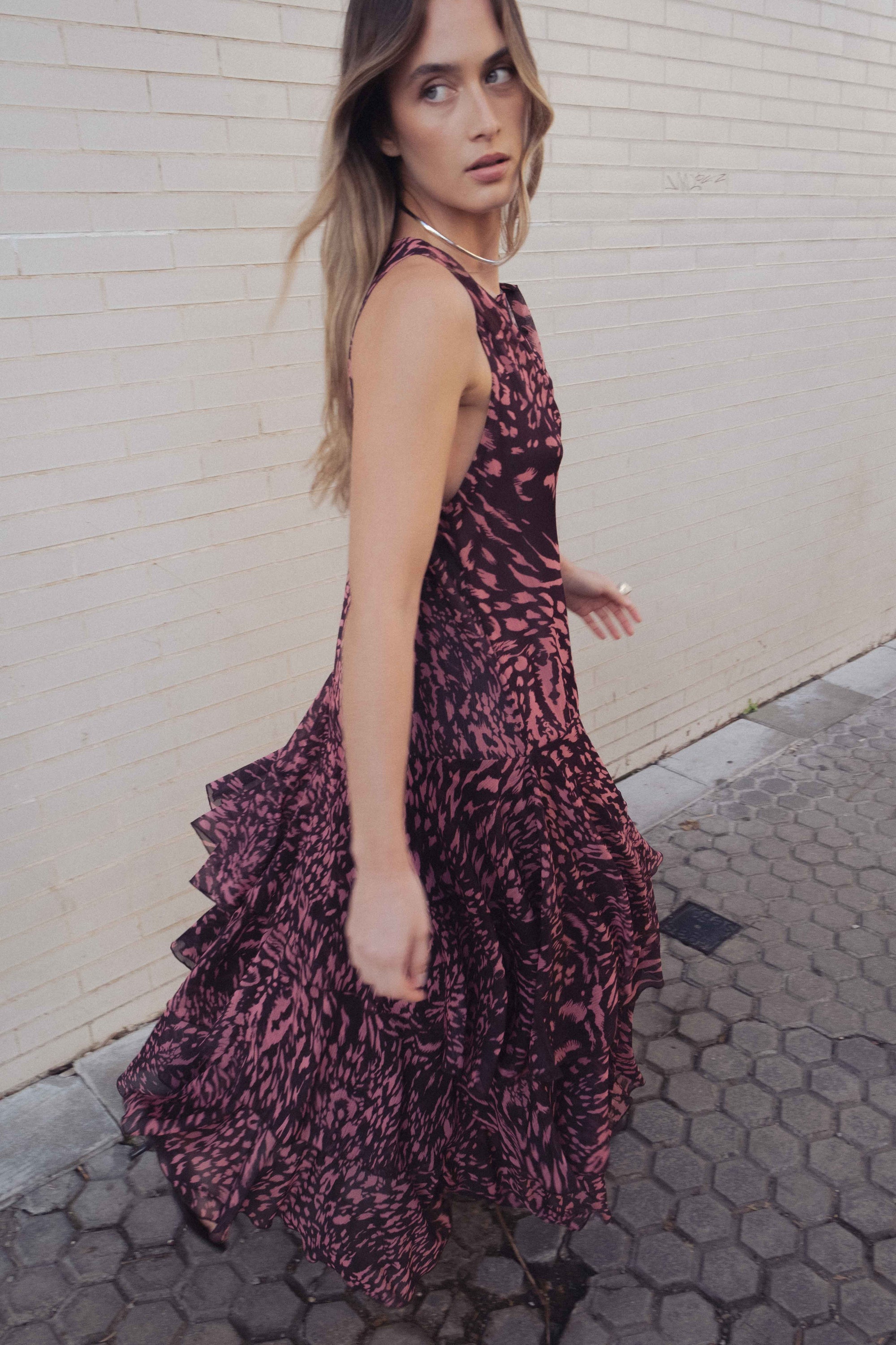 Robe longue imprimée à volants sans manches marron, gros plan sur le haut de la robe et le détail du bouton.