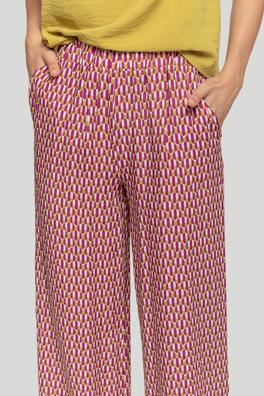 Gros plan sur le pantalon droit taille haute en viscose, soulignant le motif et les poches, caractéristique du pantalon taille haute femme.