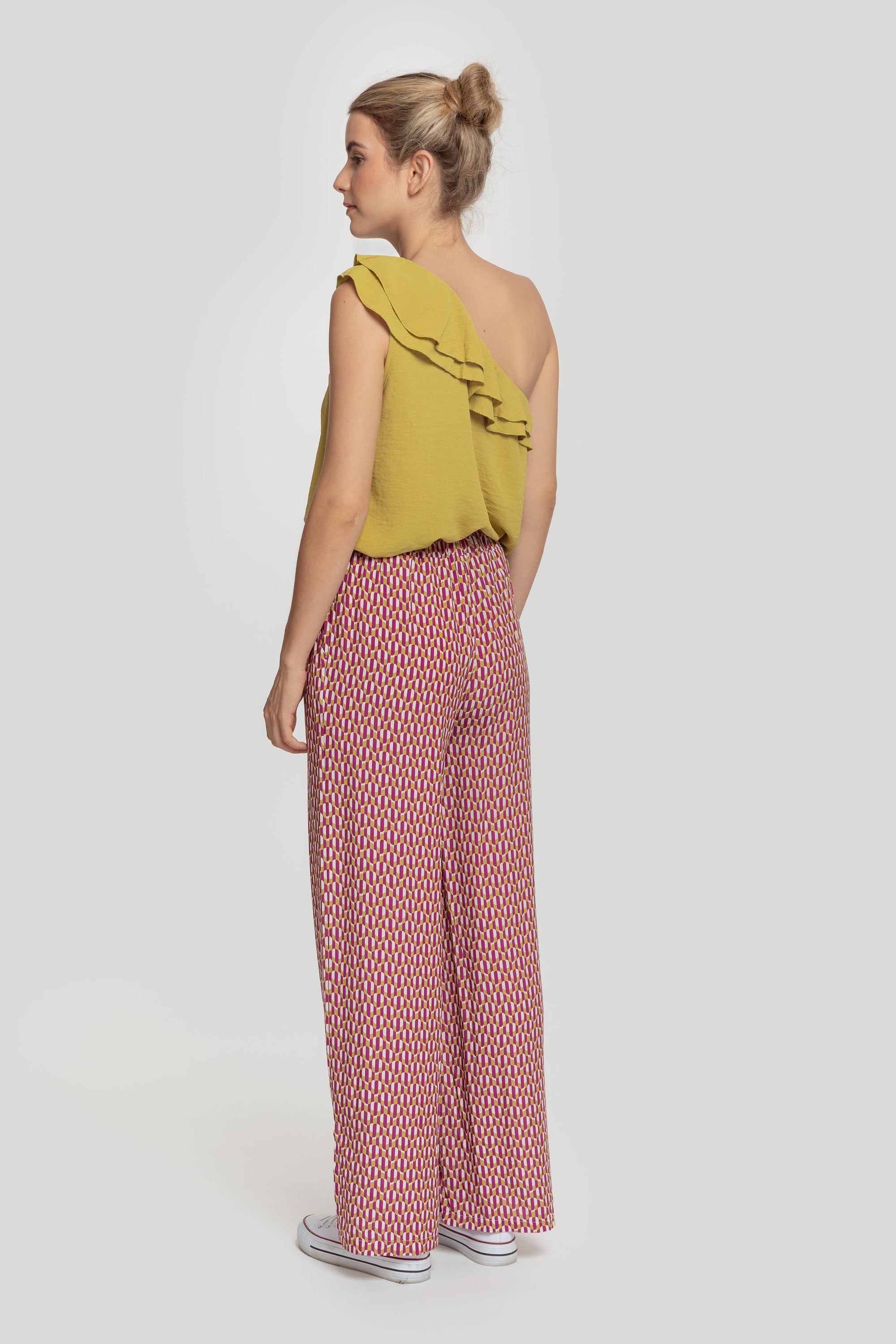 Femme de dos portant un pantalon droit taille haute en viscose avec un top à volants, illustrant le confort et le style du pantalon taille haute femme.