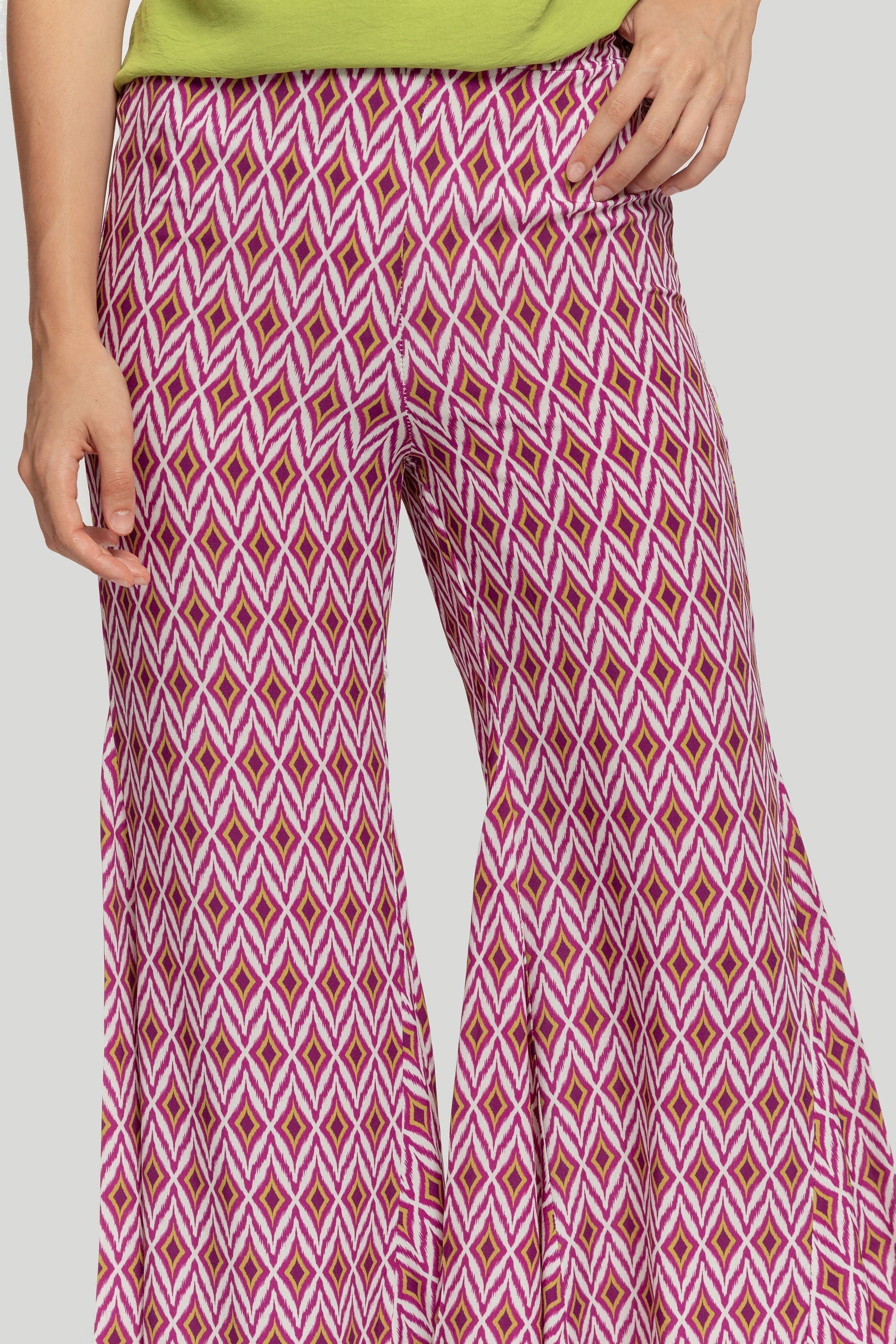 Style chic présenté avec le pantalon flare taille haute prune, un must-have pour un look décontracté ou habillé. Le pantalon taille haute allie confort et élégance.
