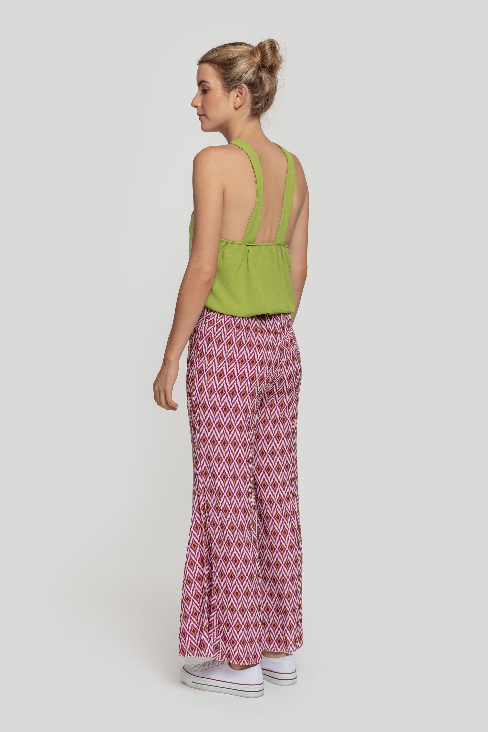 Mise en scène du pantalon flare taille haute prune avec un top cintré, parfaite association pour une silhouette élancée. Adoptez le pantalon taille haute!