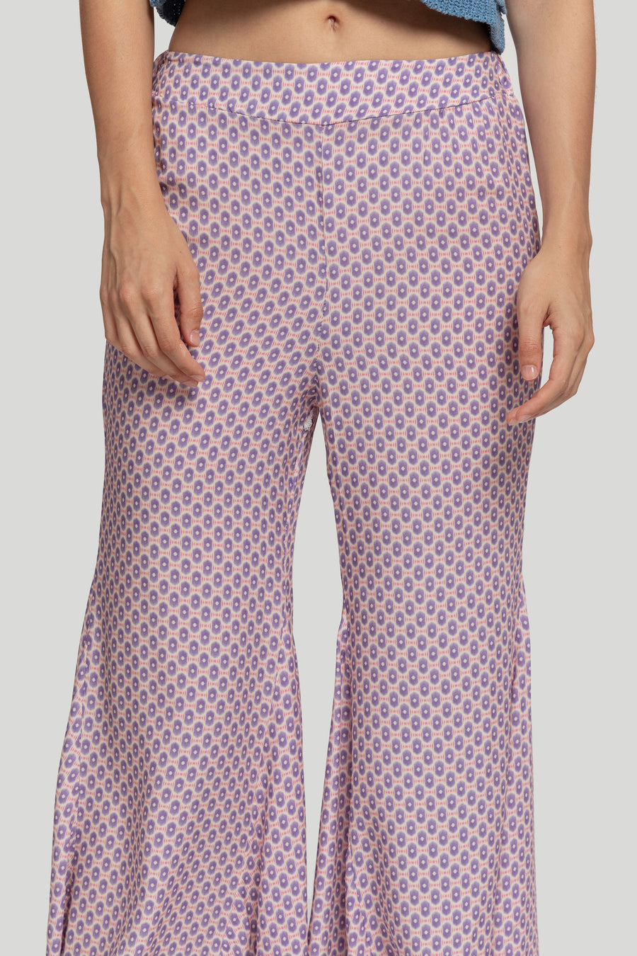 Silhouette allongée grâce au pantalon flare taille haute, parfait pour les journées d'été.