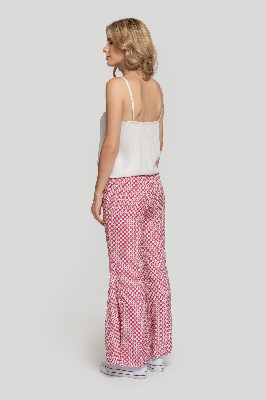 Zoom sur la texture douce et légère du pantalon flare taille haute en viscose.