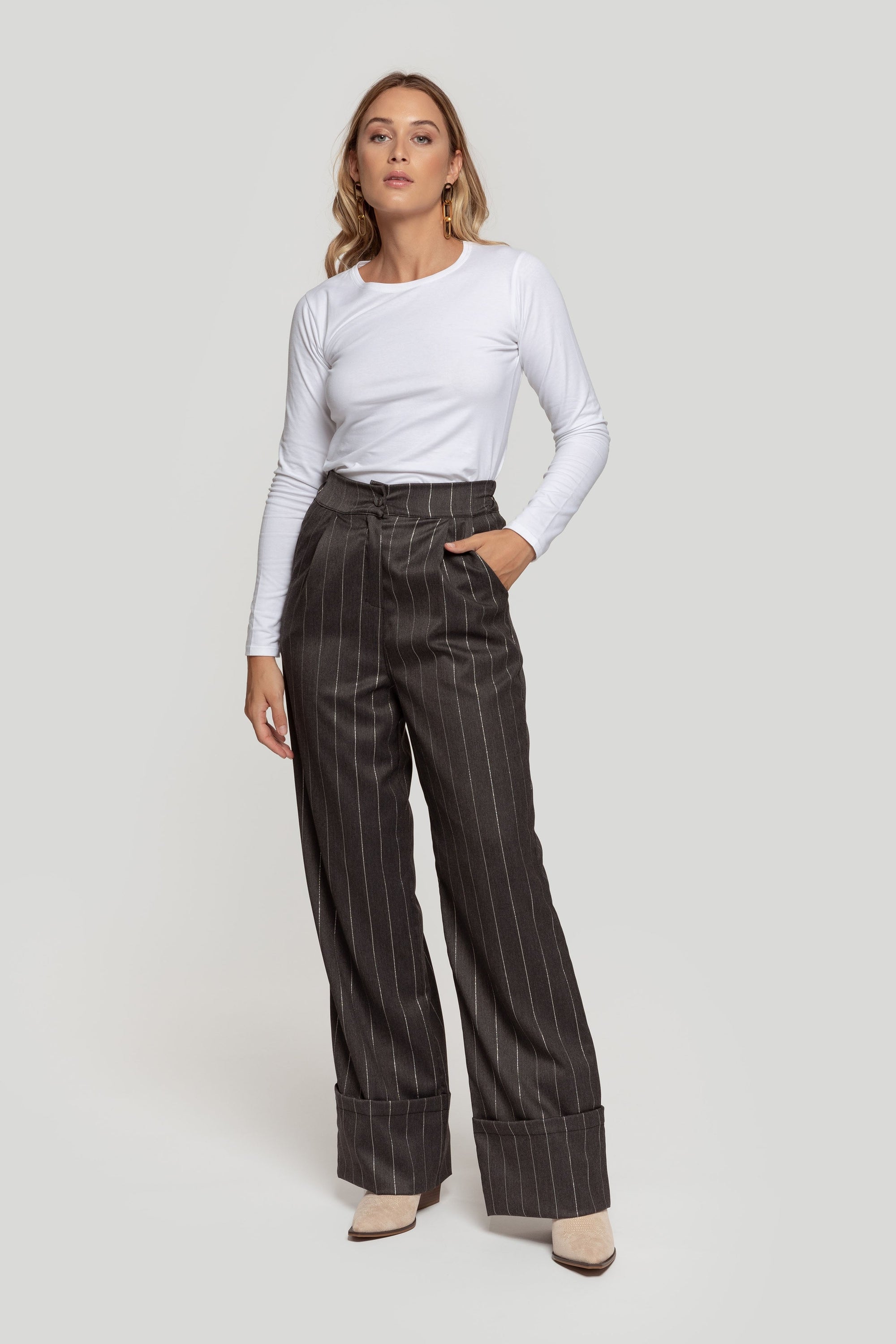 Détail du pantalon large rayé gris brillant, idéal comme pantalon ample femme, offrant confort et style.