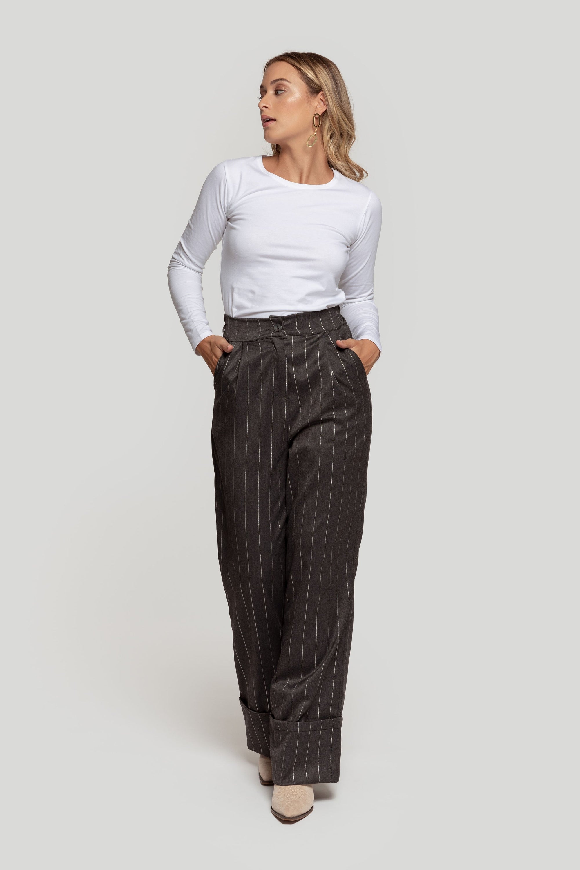 Pantalon large rayé gris brillant pour femme, un choix parfait de pantalon ample femme élégant et moderne.