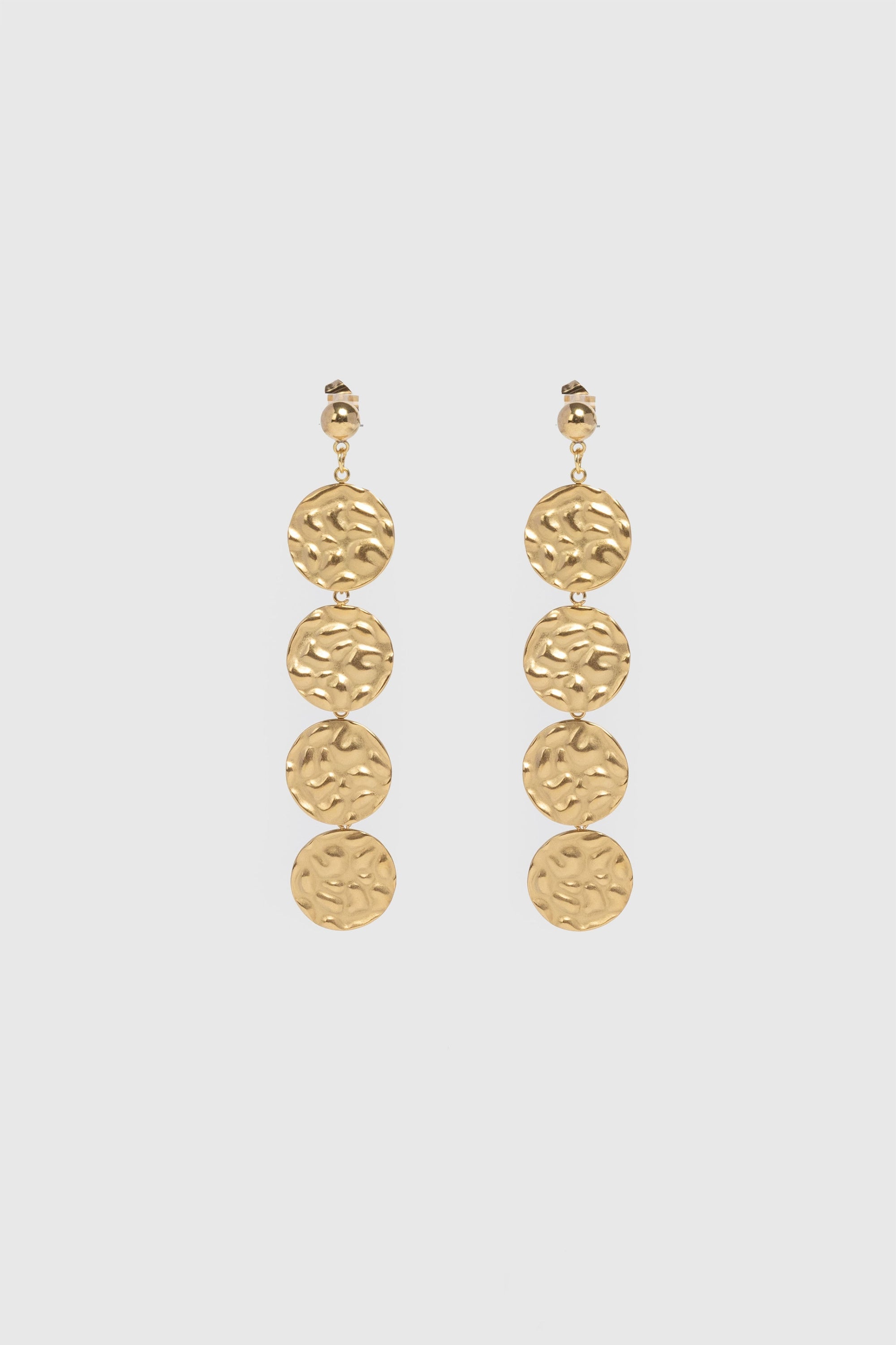 Boucles d'oreilles pendantes dorées en acier inoxydable avec motif élégant, parfaites pour compléter un look sophistiqué.