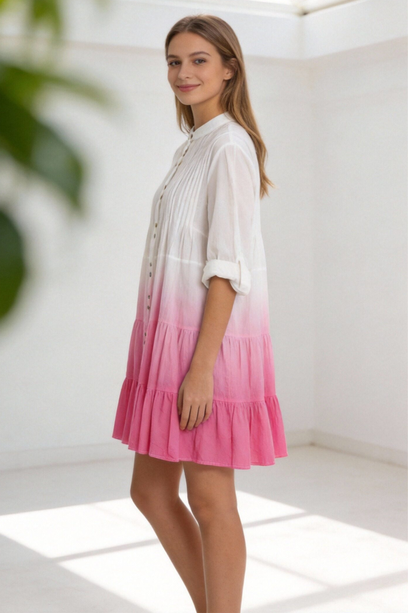 Robe tie-dye coton femme – Manches longues, présentée en rose avec une jupe froncée, idéal pour un look décontracté.