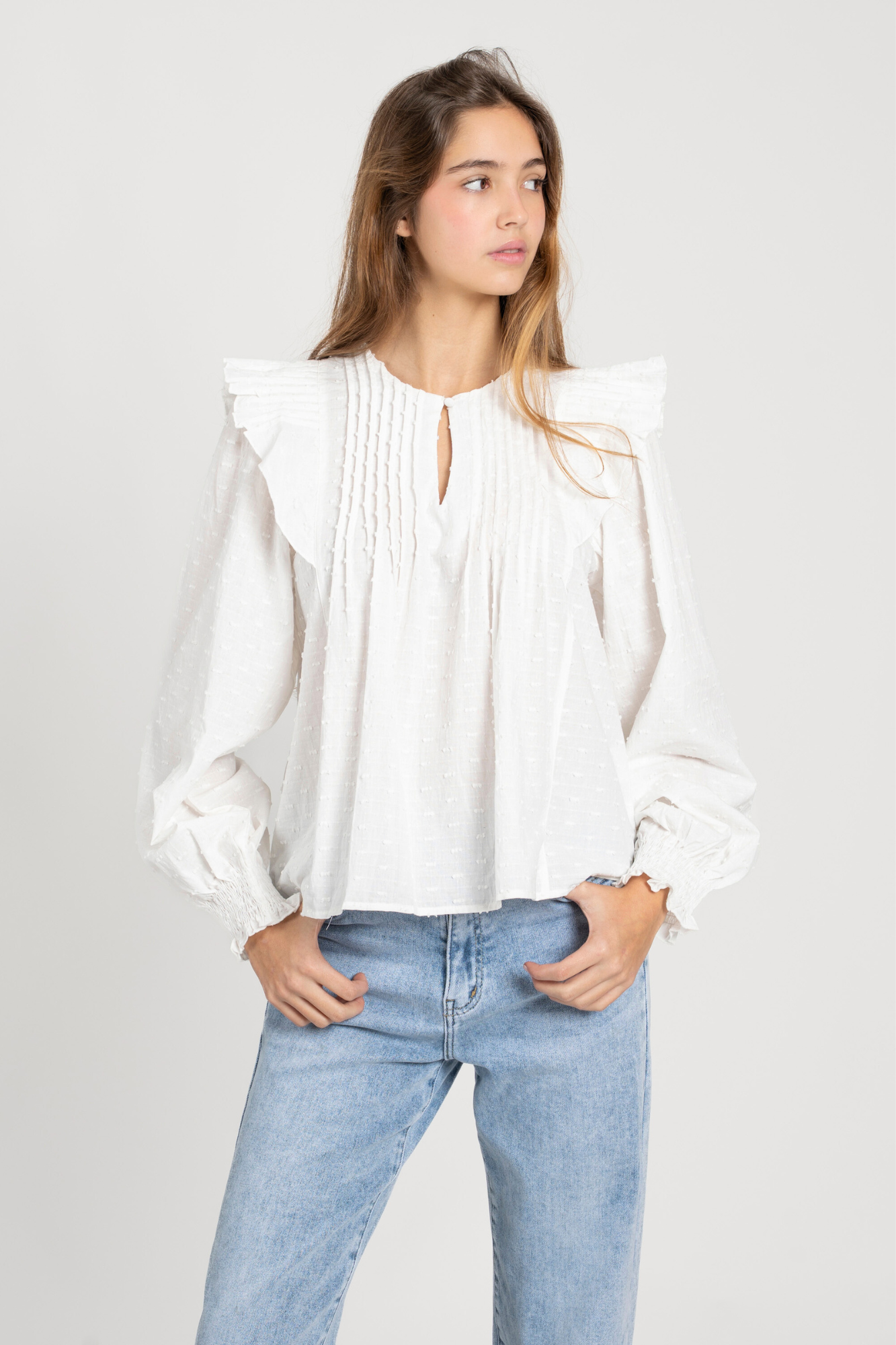 Modèle portant la blouse plumetis coton blanc femme, vue avant, adaptée pour un look à la fois décontracté et chic, blouse femme coton.