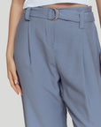 Zoom sur la taille du pantalon paperbag taille haute bleu, mettant en avant la ceinture pour un ajustement stylé.