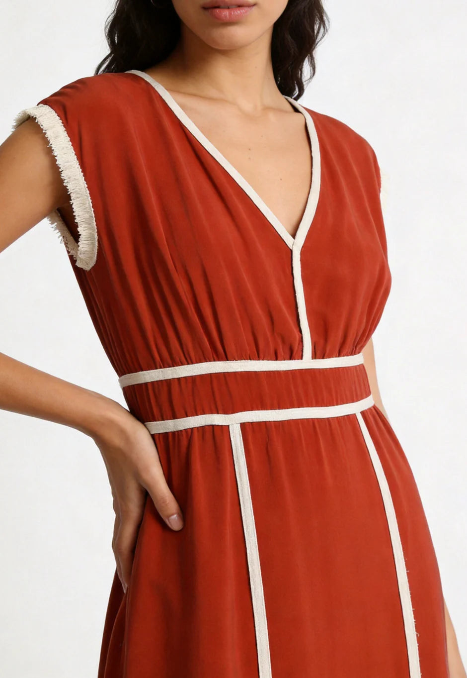 Robe évasée col V à liserés vue de profil