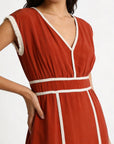 Robe évasée col V à liserés vue de profil