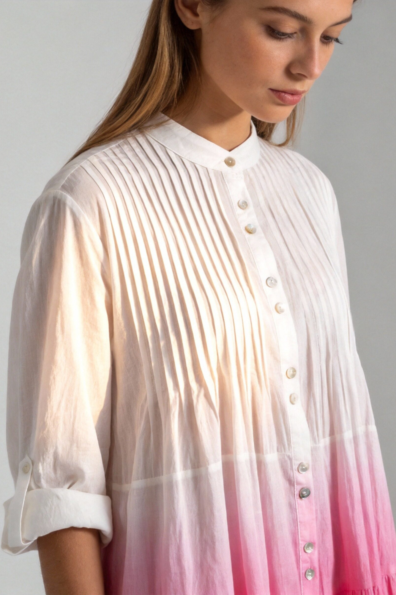 Détail de la robe tie-dye coton femme – Manches longues, affichant un col rond et des plis élégants, parfaite pour un style chic.