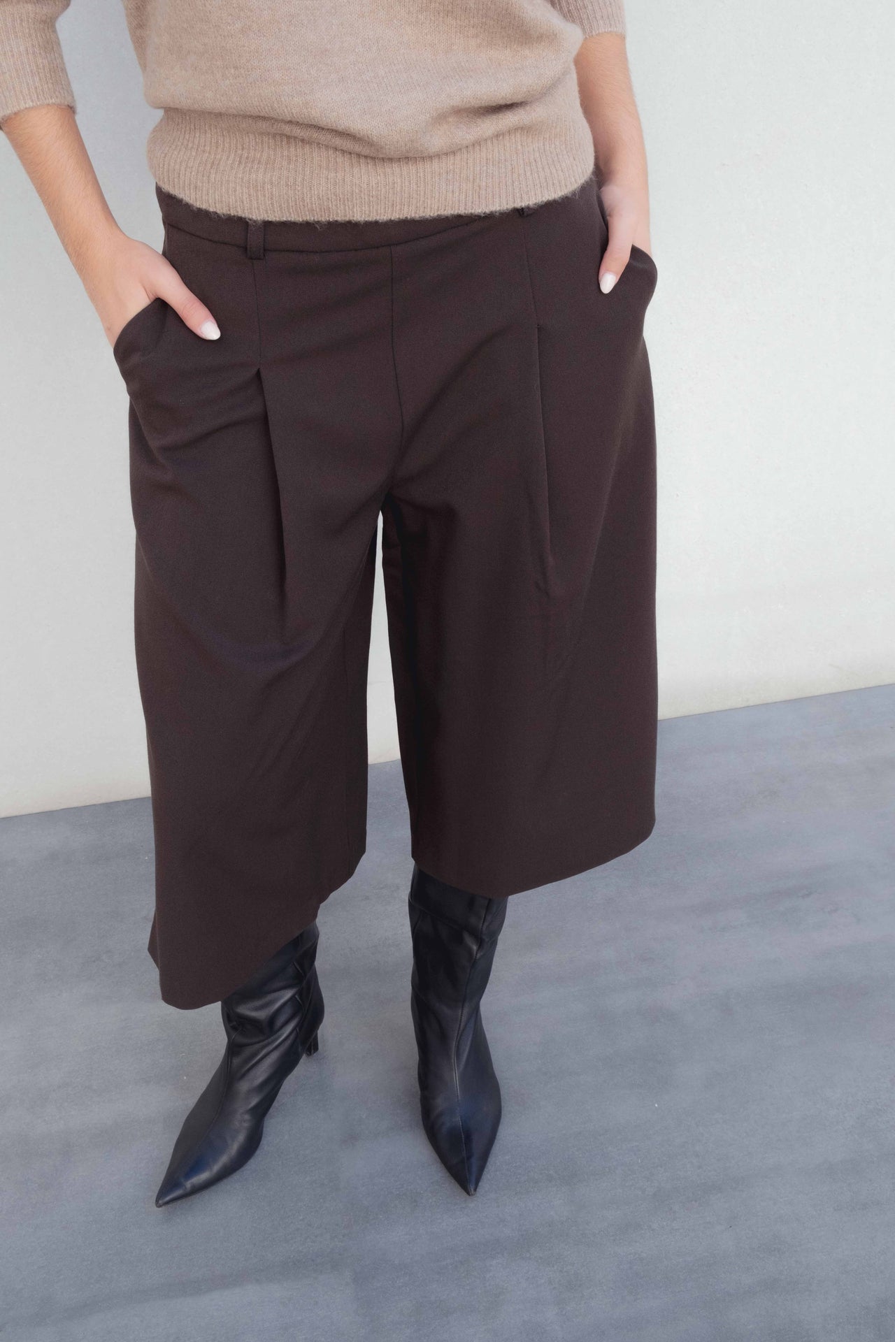 Détail du Bermuda long à pinces coupe droite marron coton stretch avec poches, associé à un pull beige, proposant un look décontracté adapté aux bermuda large femme et bermuda femme long.