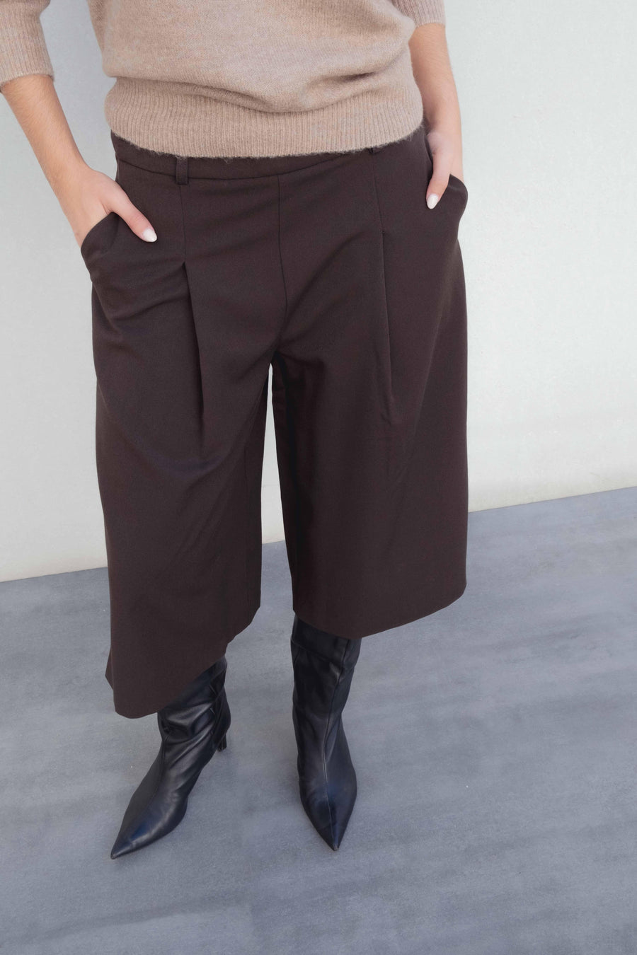 Détail du Bermuda long à pinces coupe droite marron coton stretch avec poches, associé à un pull beige, proposant un look décontracté adapté aux bermuda large femme et bermuda femme long.