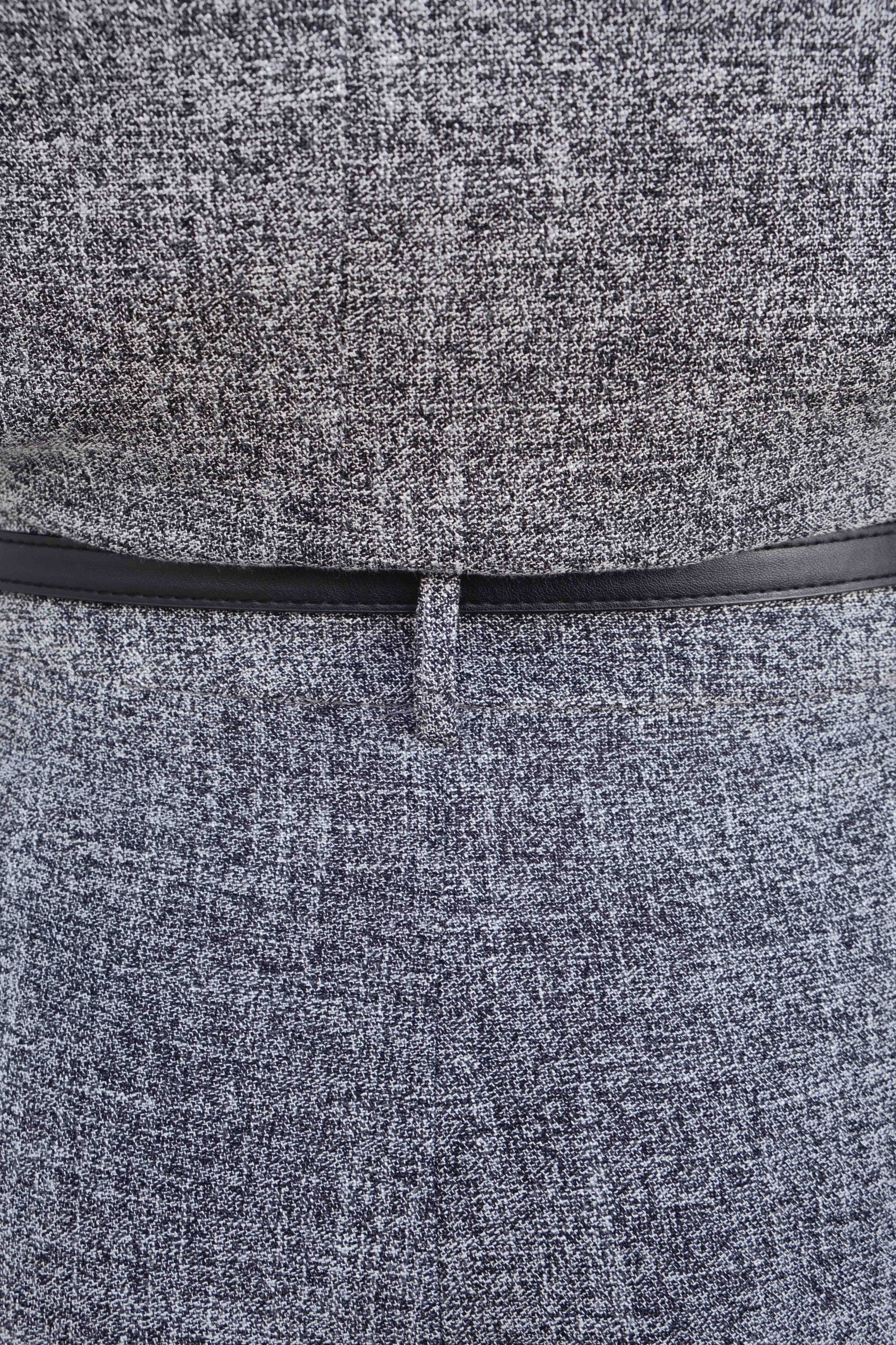 Détail arrière de la Bermuda gris taille haute à pinces coupe large avec ceinture, mettant en évidence le style et la finition.