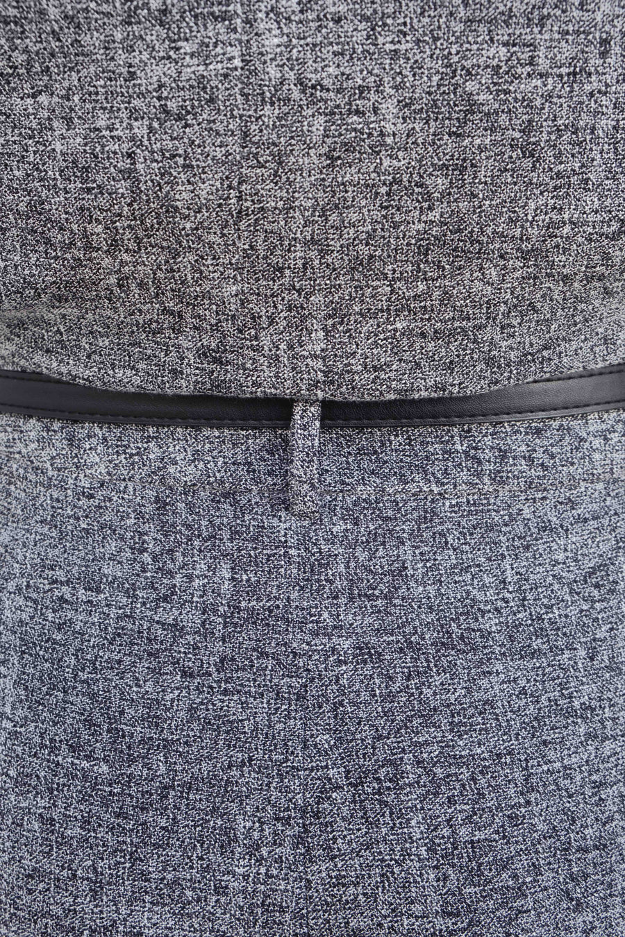 Détail arrière de la Bermuda gris taille haute à pinces coupe large avec ceinture, mettant en évidence le style et la finition.