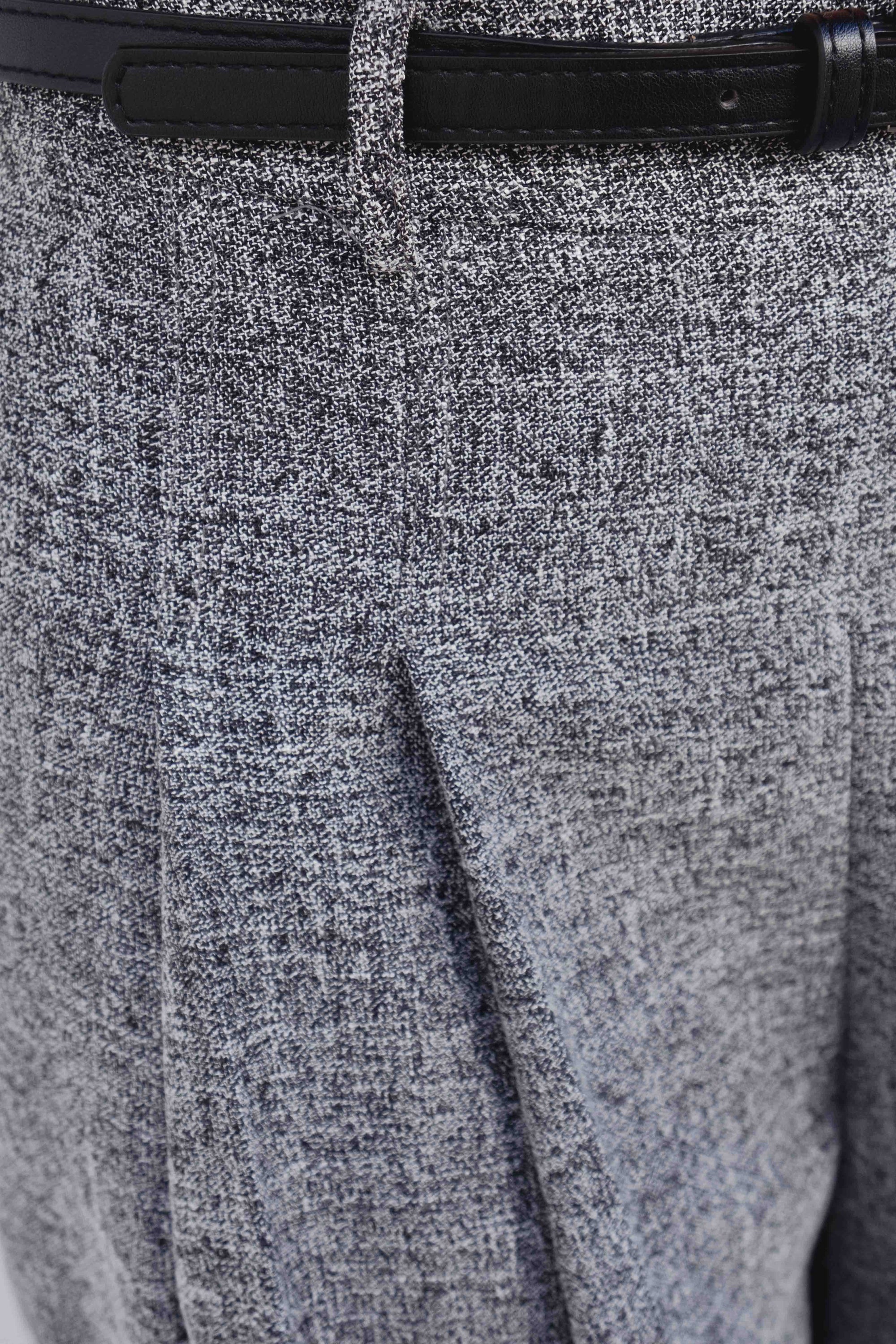 Zoom sur les détails de la ceinture et la coupe de la Bermuda gris taille haute à pinces coupe large, mettant en avant la texture.