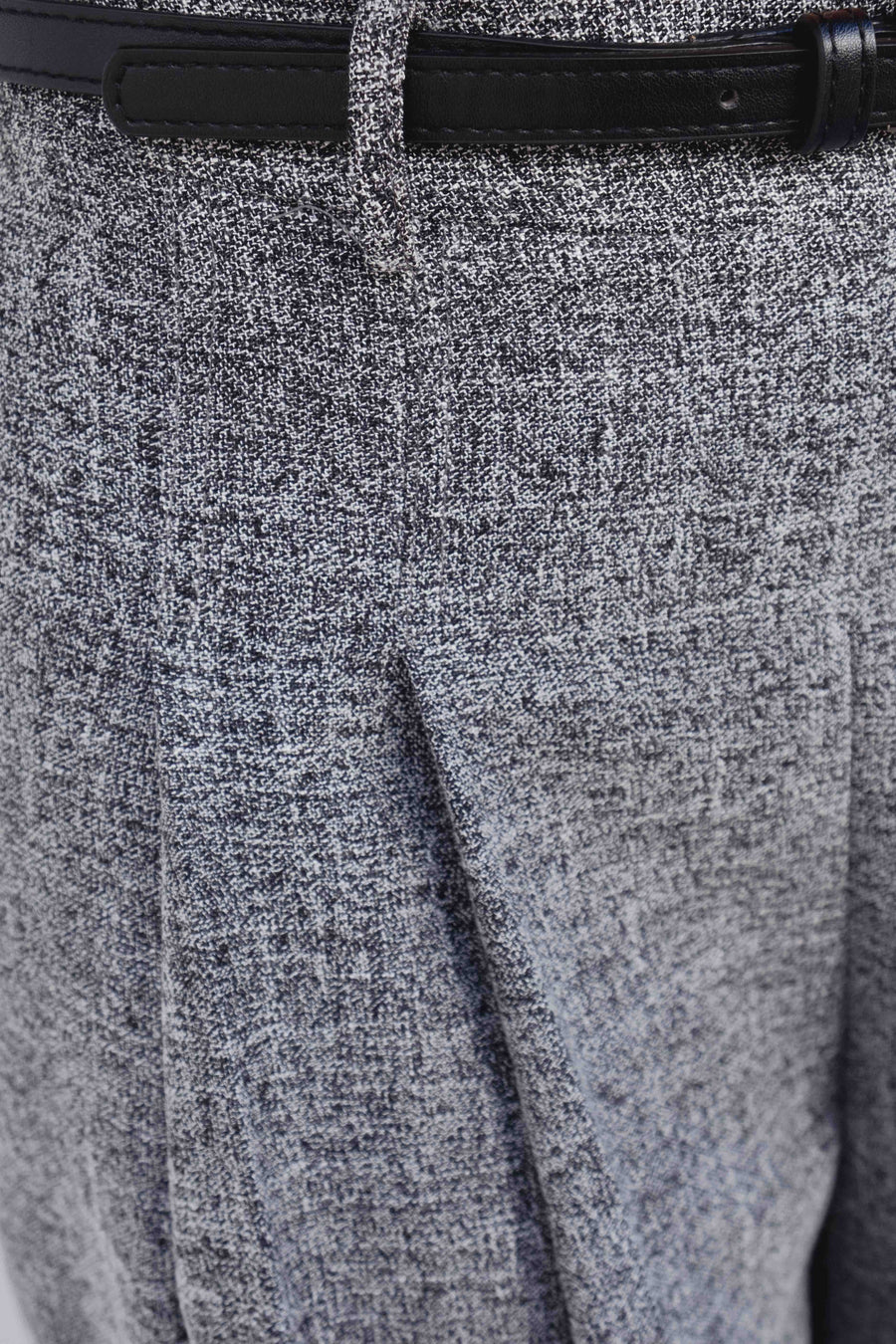 Zoom sur les détails de la ceinture et la coupe de la Bermuda gris taille haute à pinces coupe large, mettant en avant la texture.