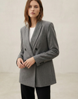 Blazer gris a rayas finas de doble botonadura para mujer