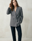 Blazer gris a rayas finas de doble botonadura para mujer