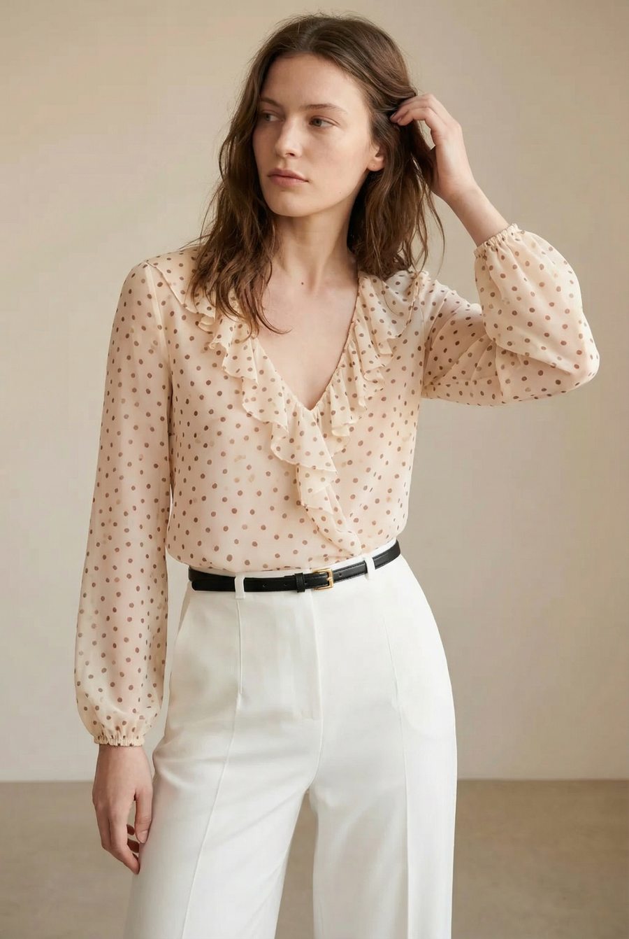 Blouse à volants pois écru col V