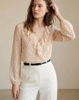 Blouse à volants pois écru col V