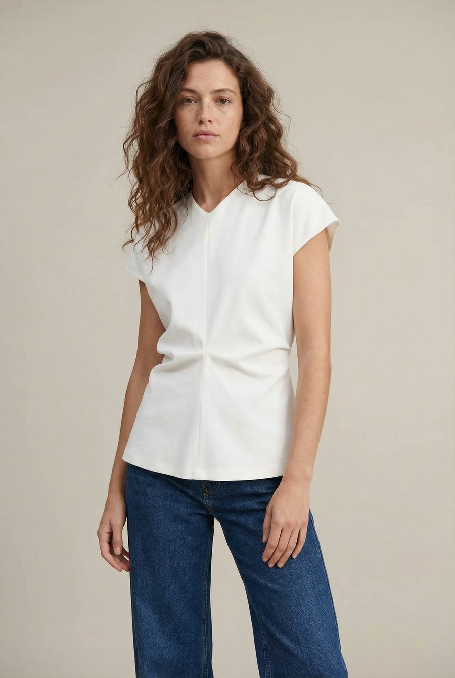 Blouse blanche col V froncée vue de profil