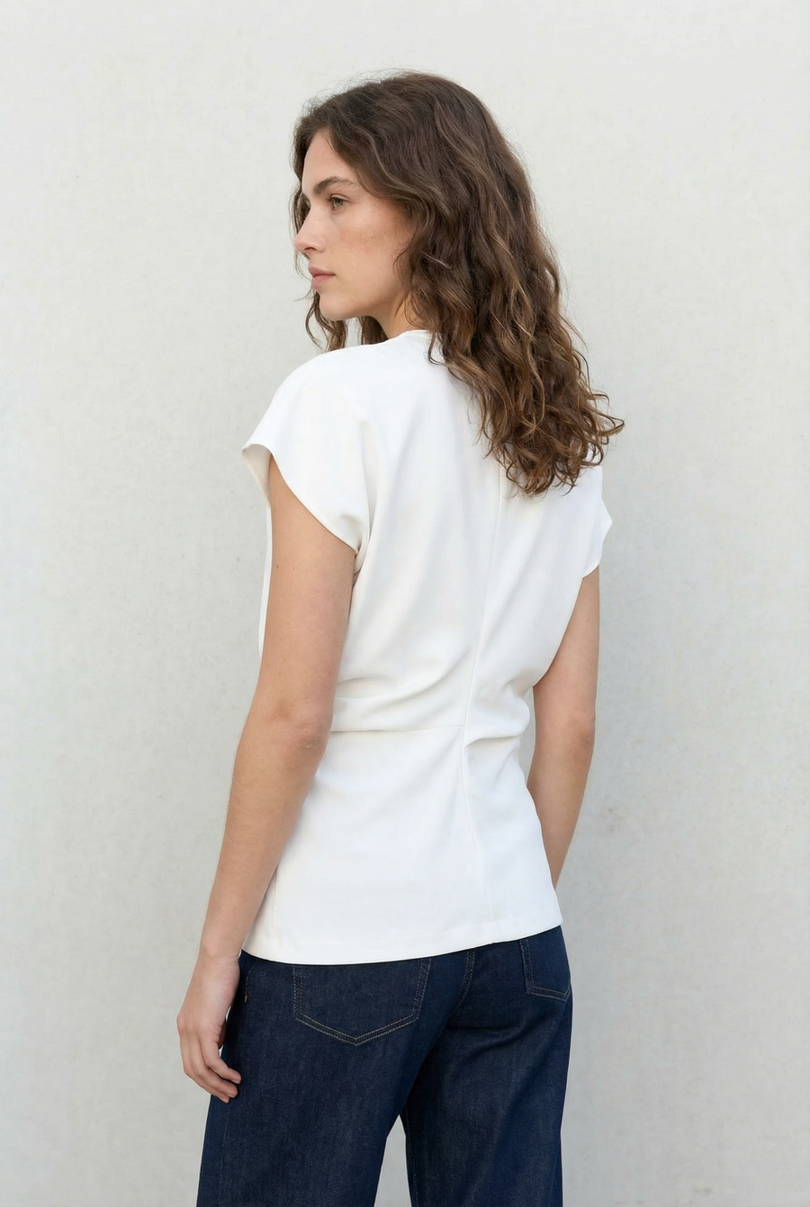 Blouse blanche col V froncée look complet