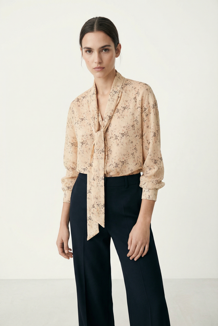 Blouse imprimée fluide avec nœud vue principale