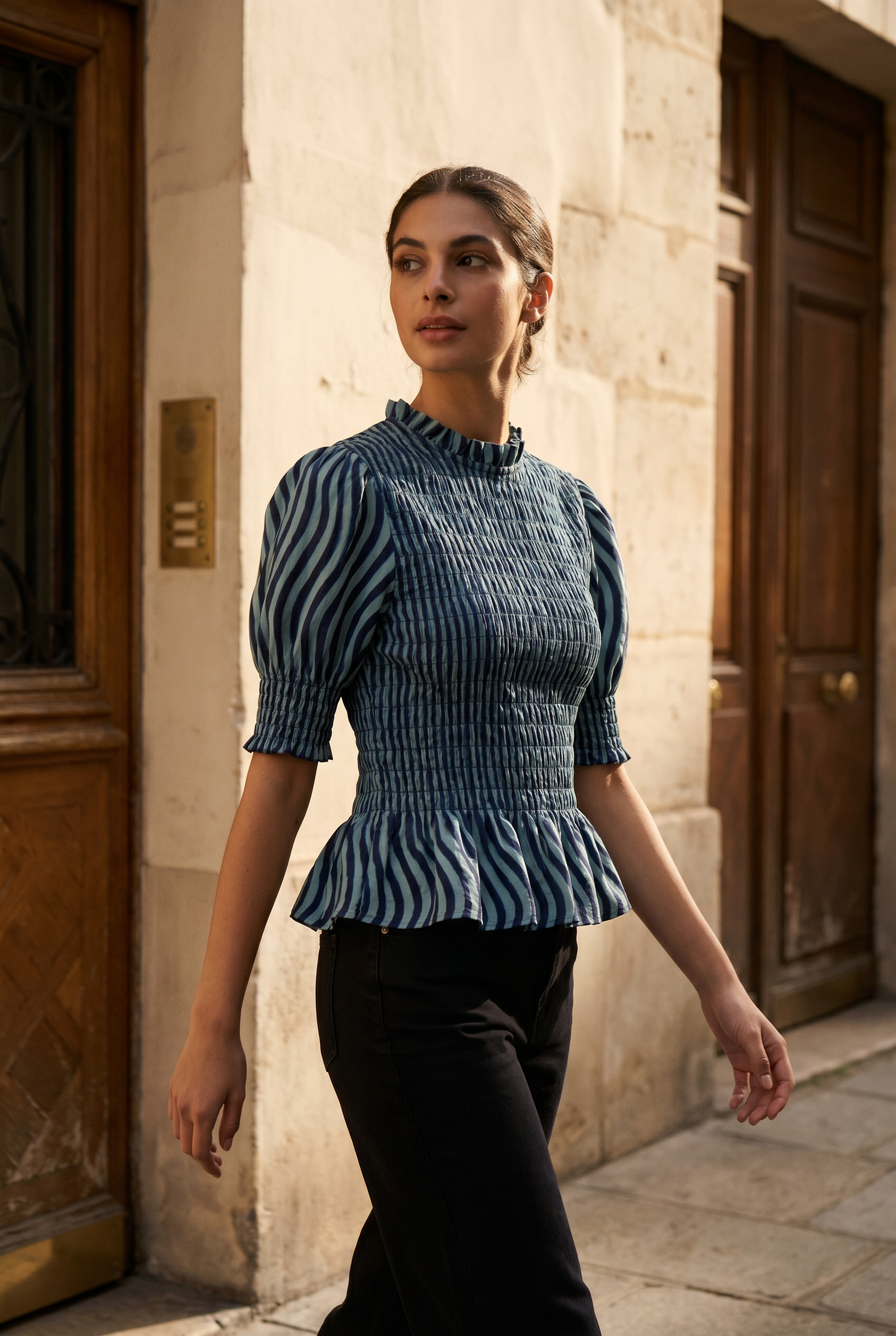  Blouse péplum smockée à col volanté