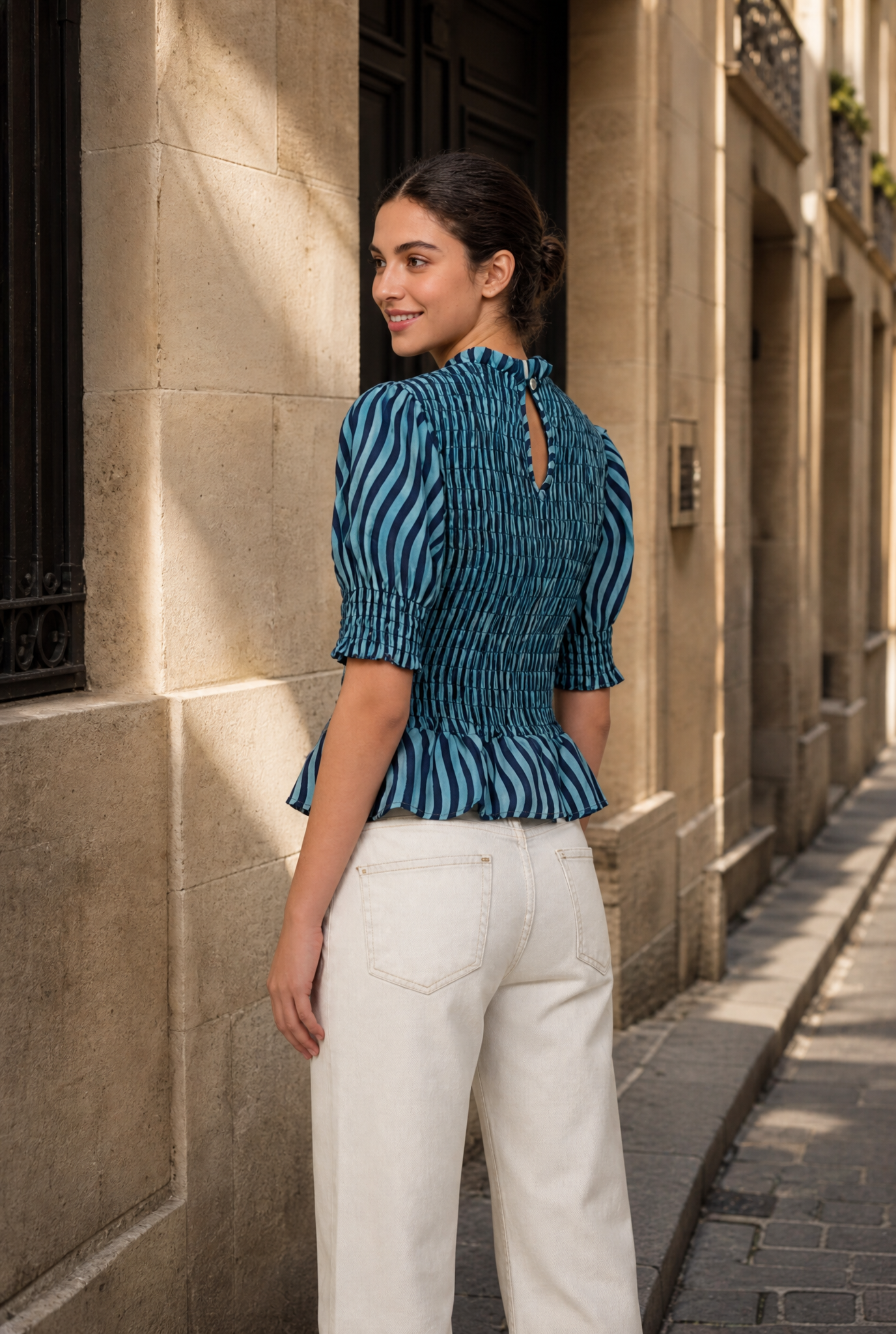  Blouse péplum smockée à col volanté
