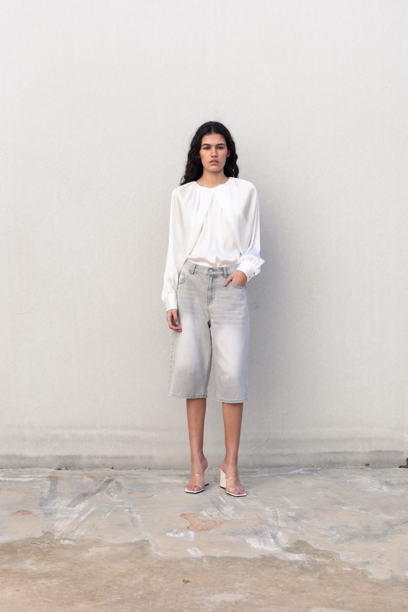 Blouse satinée blanche – Manches bouffantes et col plissé, élégance chic pour toutes les saisons Sapiato