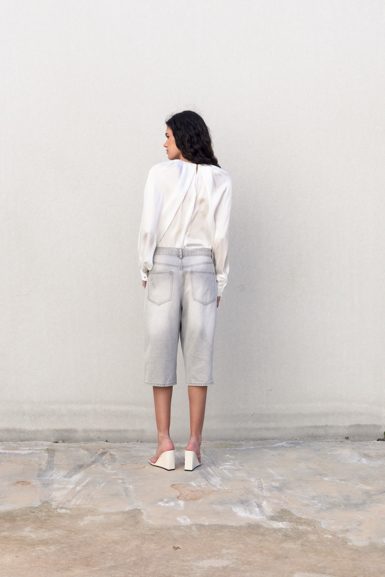 Blouse satinée blanche – Manches bouffantes et col plissé, élégance chic pour toutes les saisons Sapiato