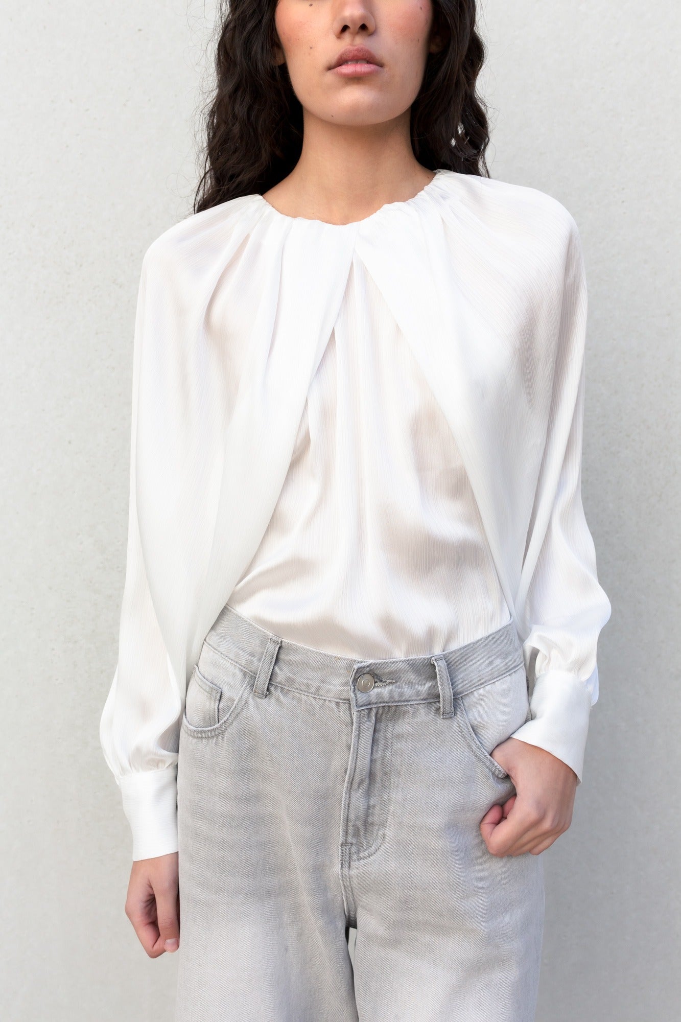 Blouse satinée blanche – Manches bouffantes et col plissé, élégance chic pour toutes les saisons Sapiato