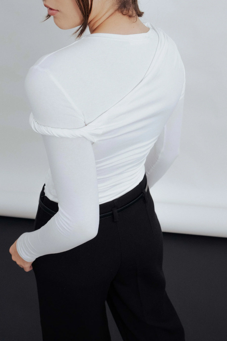 Body Asymétrique Blanc Chic – Manches Longues Drapées – Tissu Stretch Confortable détail du produit