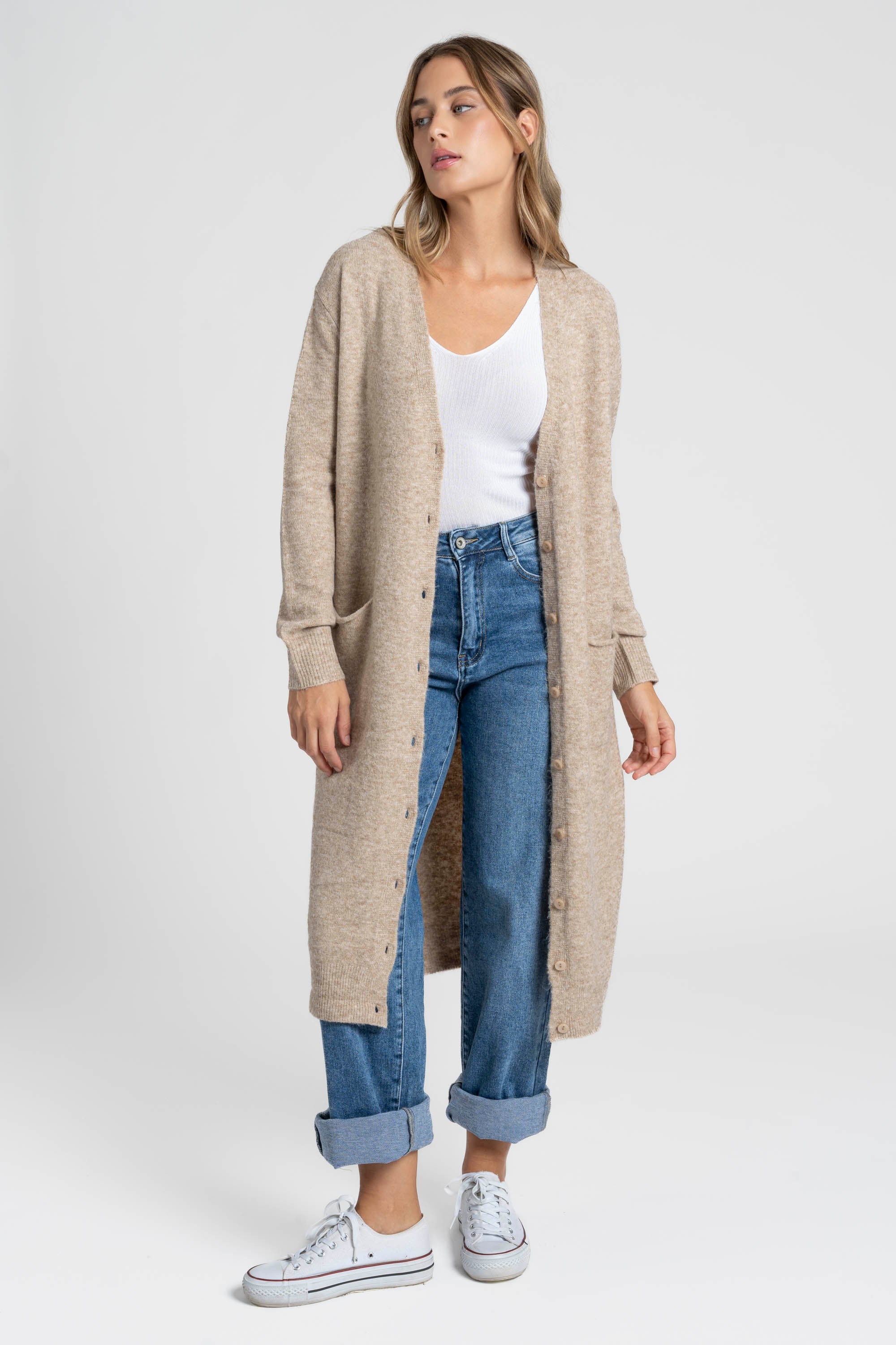 Femme avec un cardigan long femme beige, en laine mélangée, mettant en avant un look décontracté et chic, idéal pour la saison.