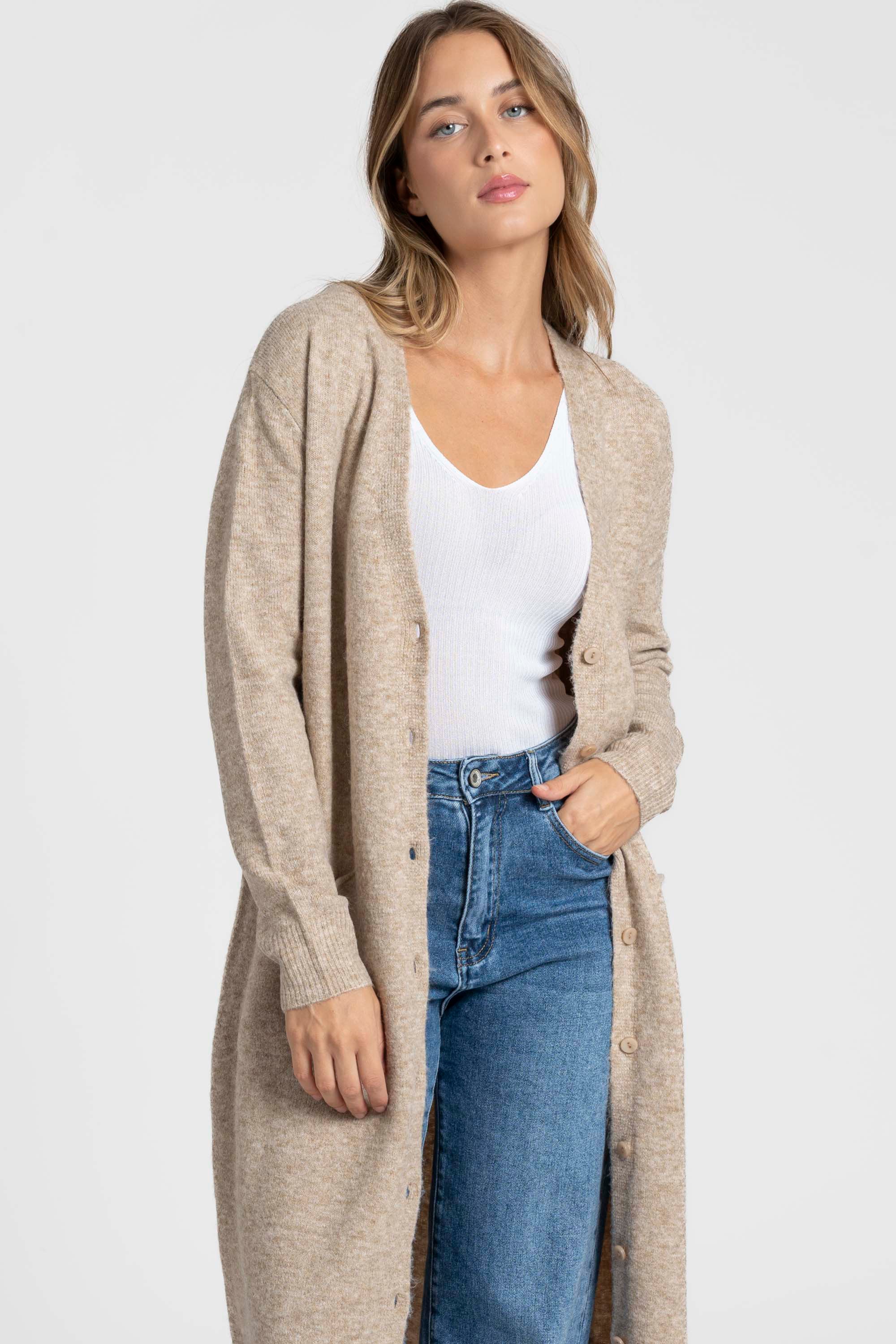 Détail d'un cardigan long femme beige, soulignant les boutons et poches, une pièce polyvalente pour toute garde-robe.