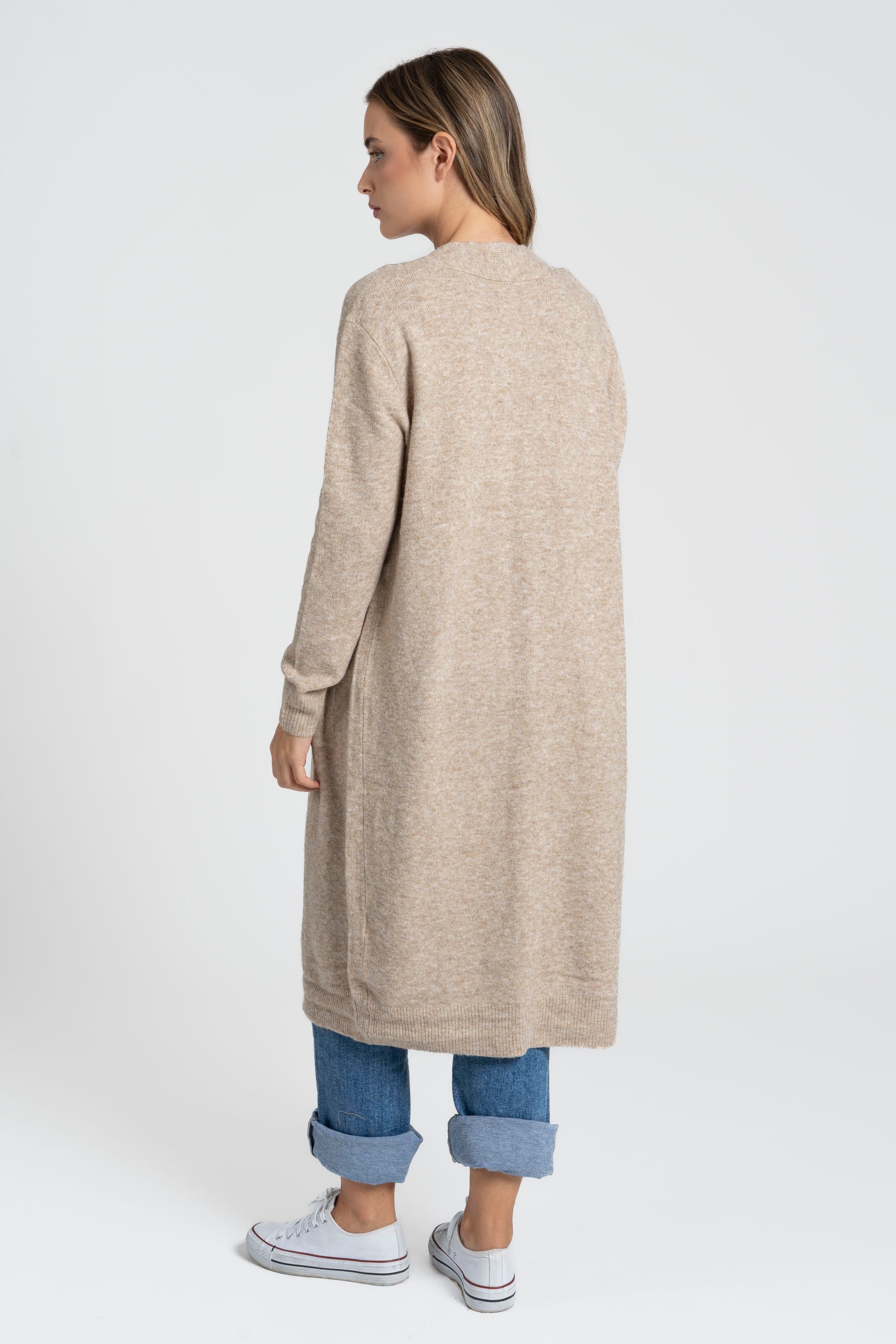 Modèle montrant le dos d'un cardigan long femme beige, avec une coupe ample et douce, idéal pour un style décontracté.