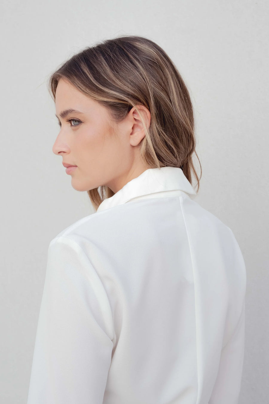Chemise Élegante À Plis Texturée Blanches, Tissu Confortable, Style Versatile Pour Toutes Occasions détail du produit