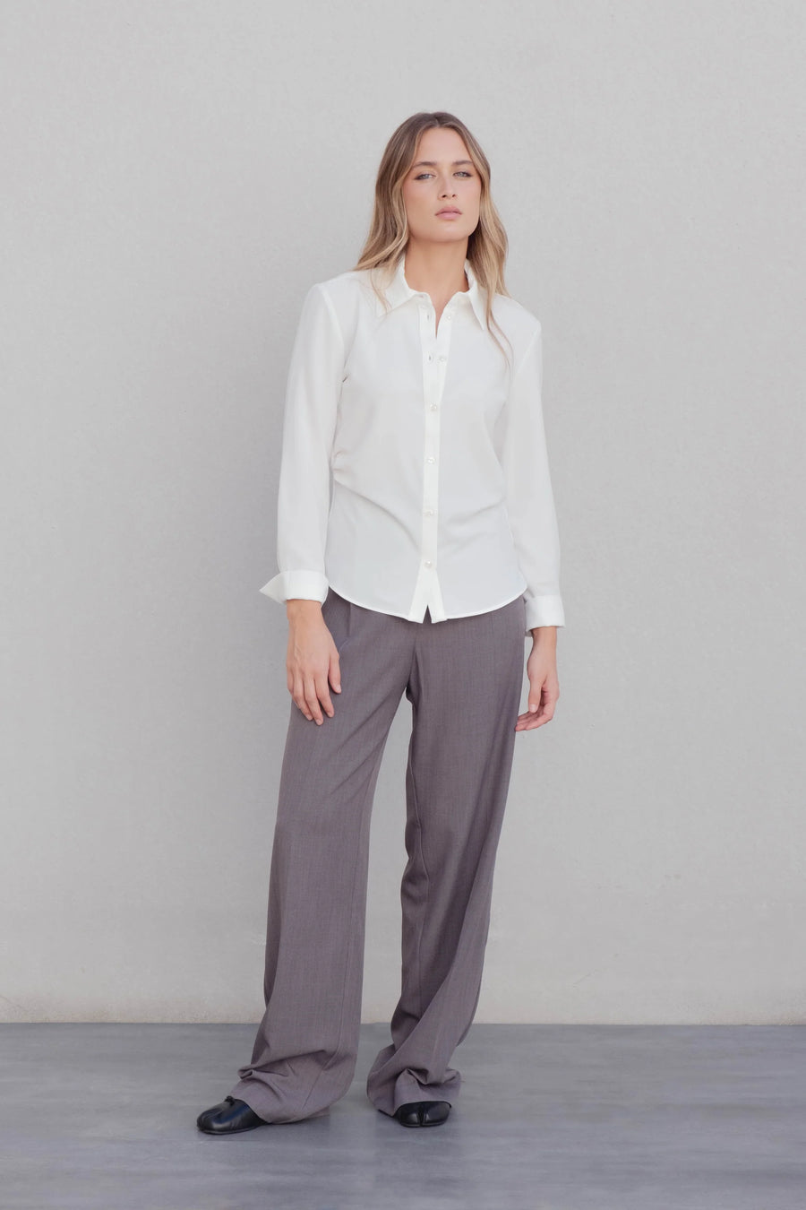 Chemise Élegante À Plis Texturée Blanches, Tissu Confortable, Style Versatile Pour Toutes Occasions vue portée