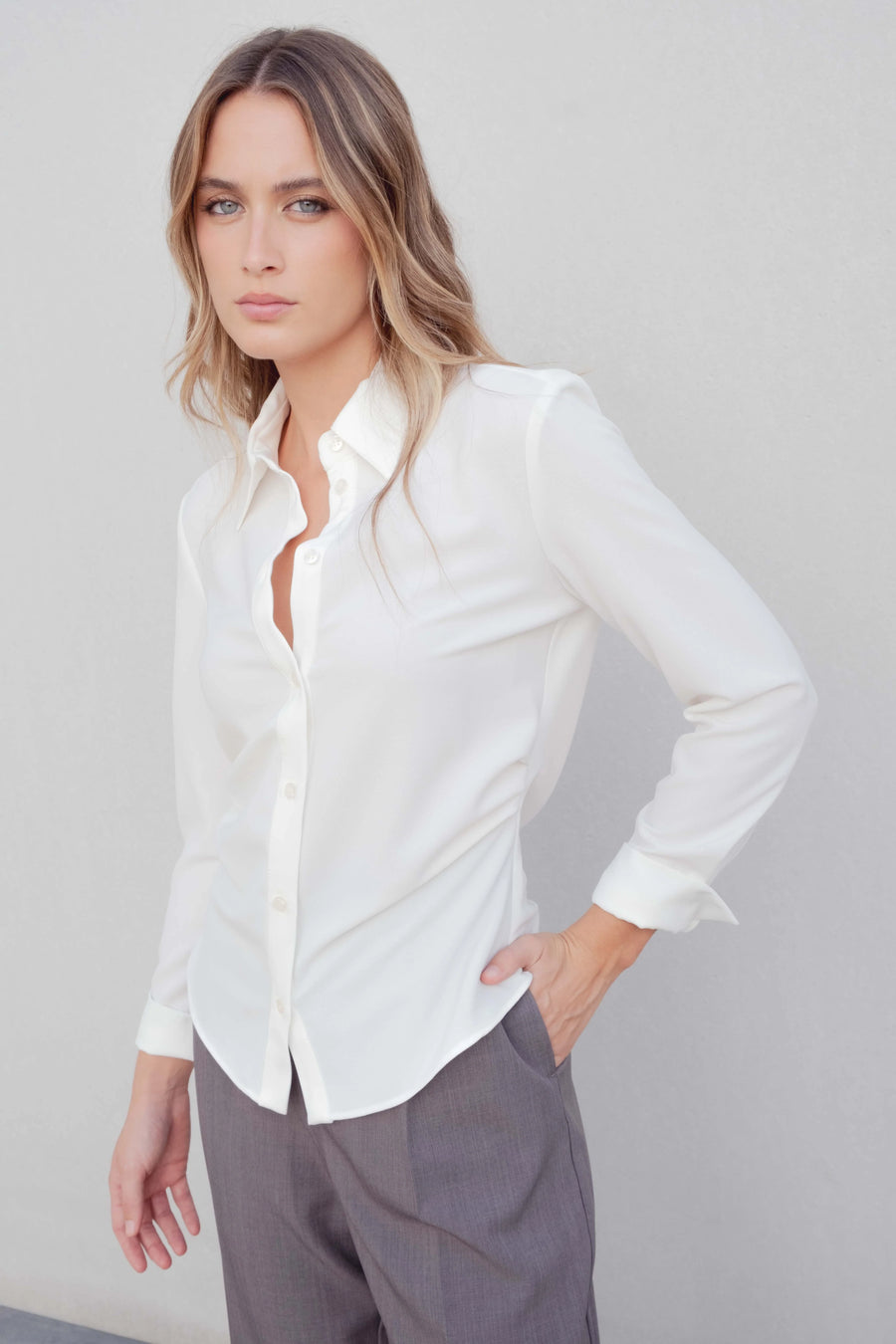 Chemise Élegante À Plis Texturée Blanches, Tissu Confortable, Style Versatile Pour Toutes Occasions vue principale