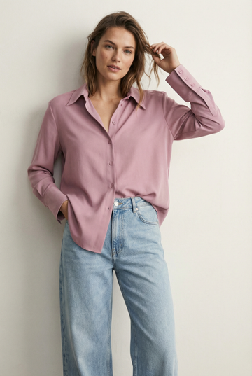 Camisa fluida de cuello puntiagudo lila para mujer: elegante, cómoda y versátil.