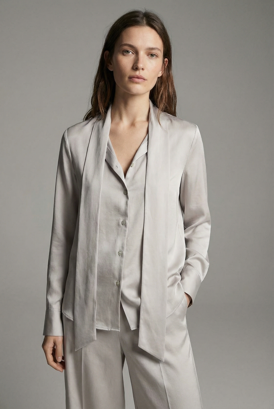 Chemise Lavallière Femme Fluide - Élégance Et Confort Pour Toutes Les Occasions vue de profil