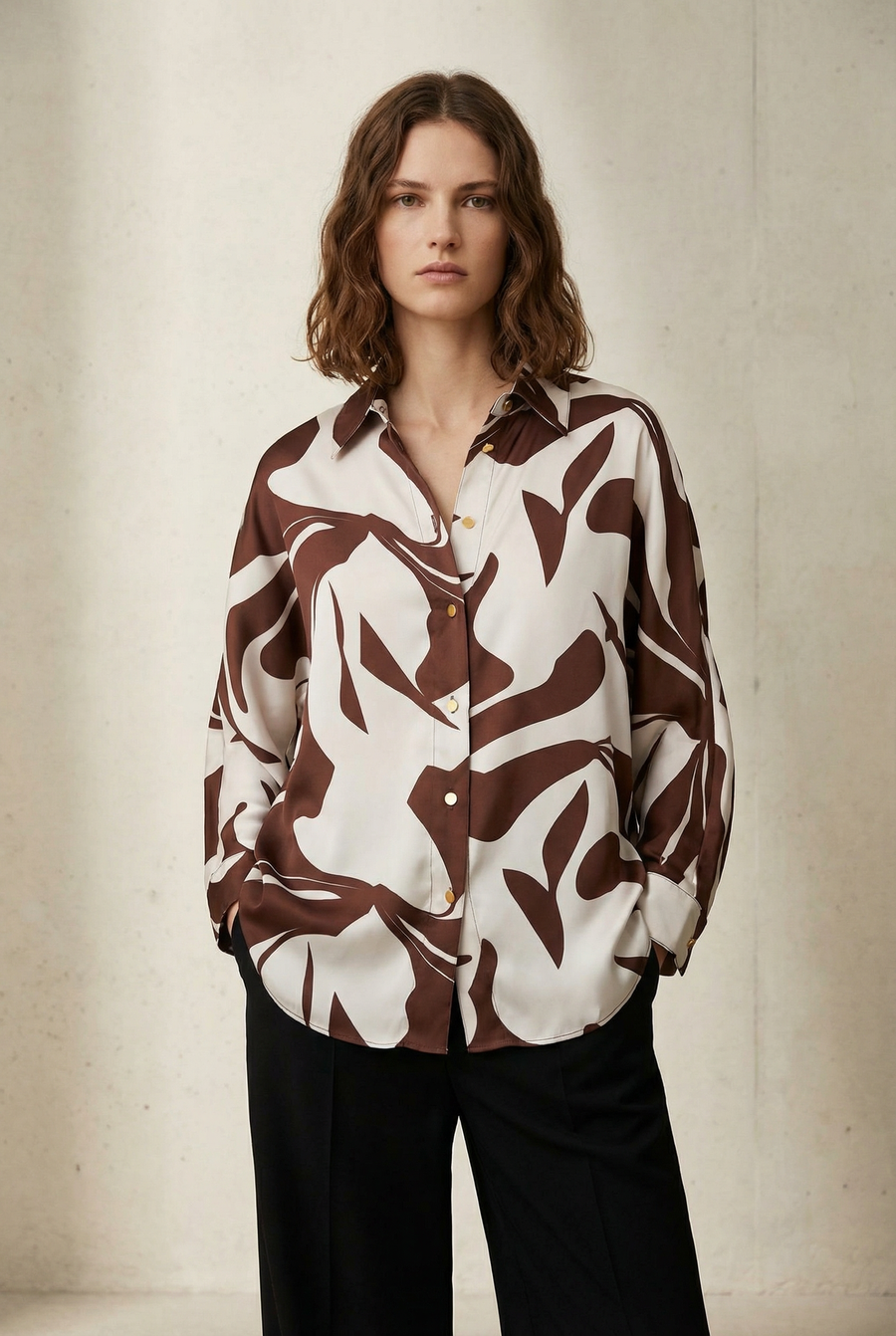 Chemise Satin Femme Imprimée Motif Abstrait – Élégance et Confort pour Toutes les Occasions détail du produit