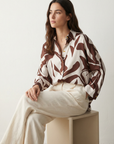 Camisa de satén para mujer con estampado abstracto: elegancia y comodidad para todas las ocasiones.