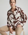 Camisa de satén para mujer con estampado abstracto: elegancia y comodidad para todas las ocasiones.