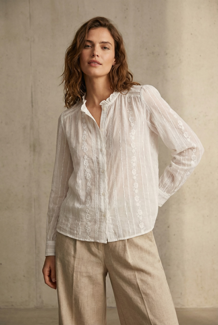 Chemise blanche brodée en coton – Manches longues – Style casual chic vue de profil