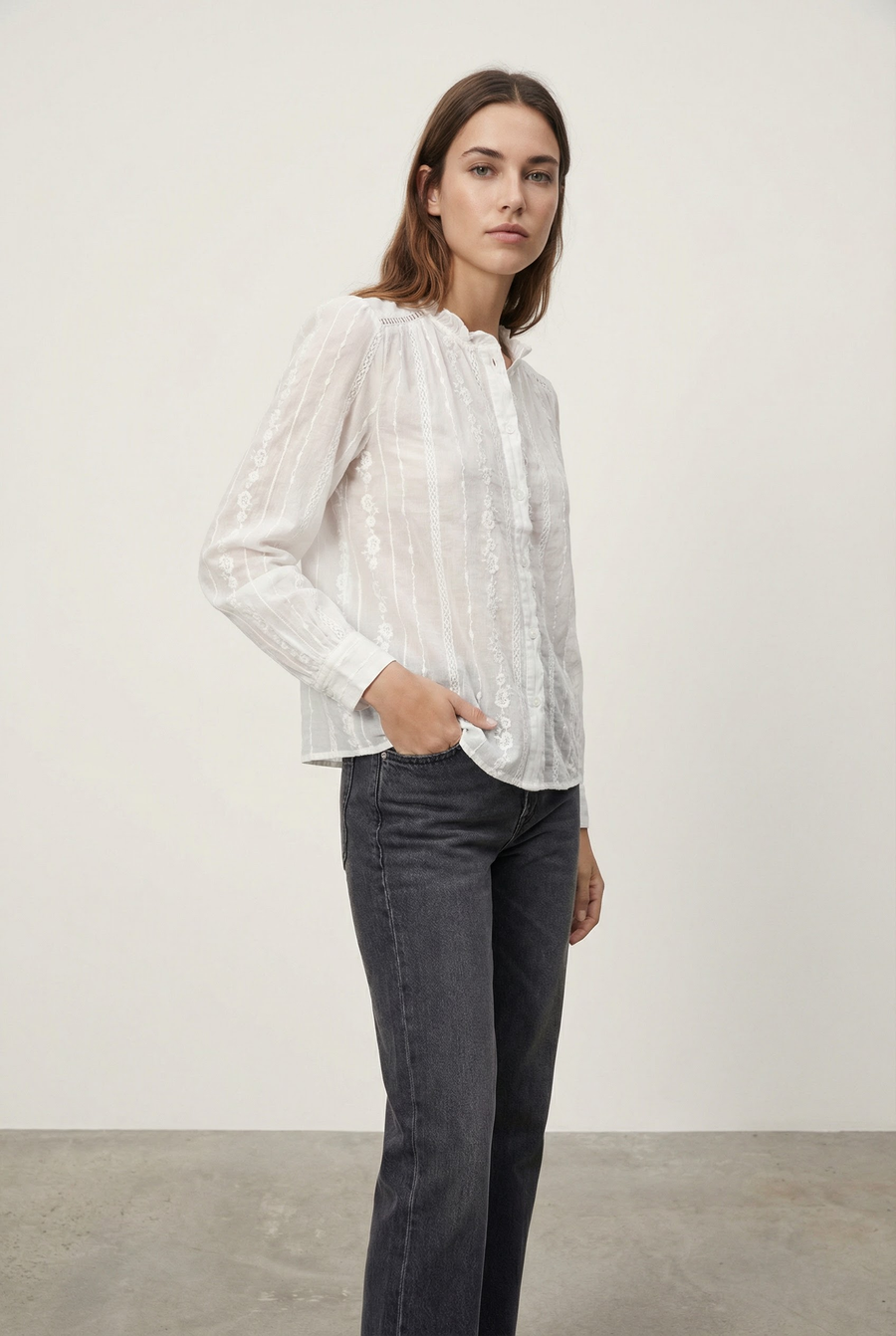 Chemise blanche brodée en coton – Manches longues – Style casual chic vue portée