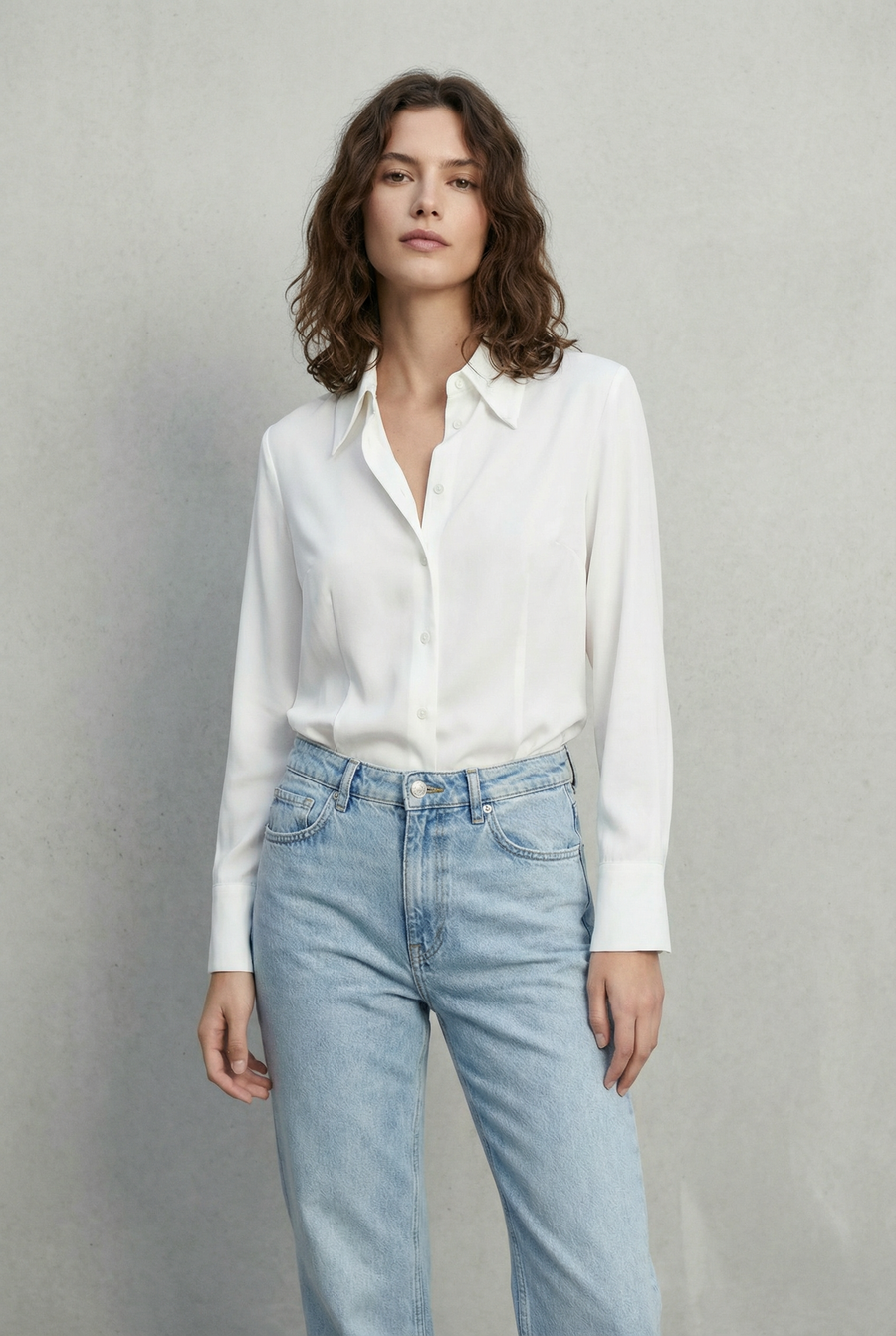 Chemise blanche col large ajustée pinces